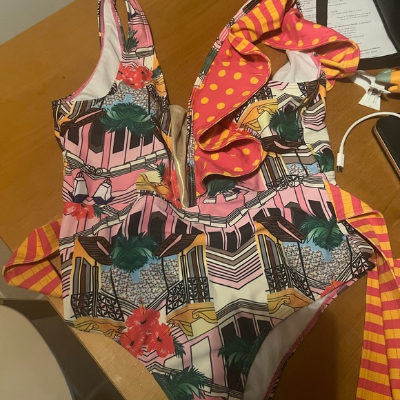 Swim suite - Picture 2 of 3